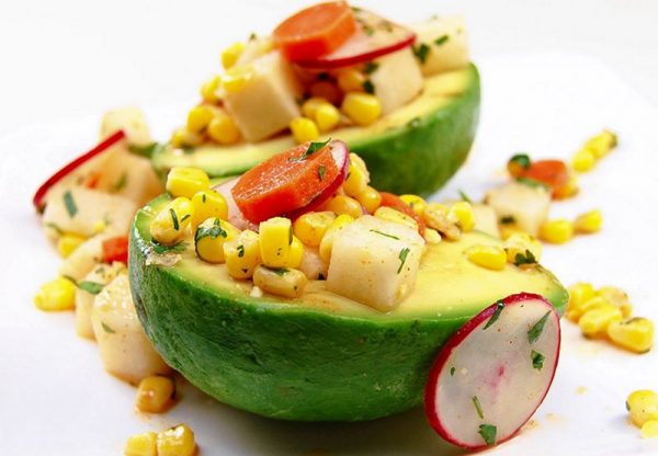 Aguacate Relleno con Ensalada de Jícama